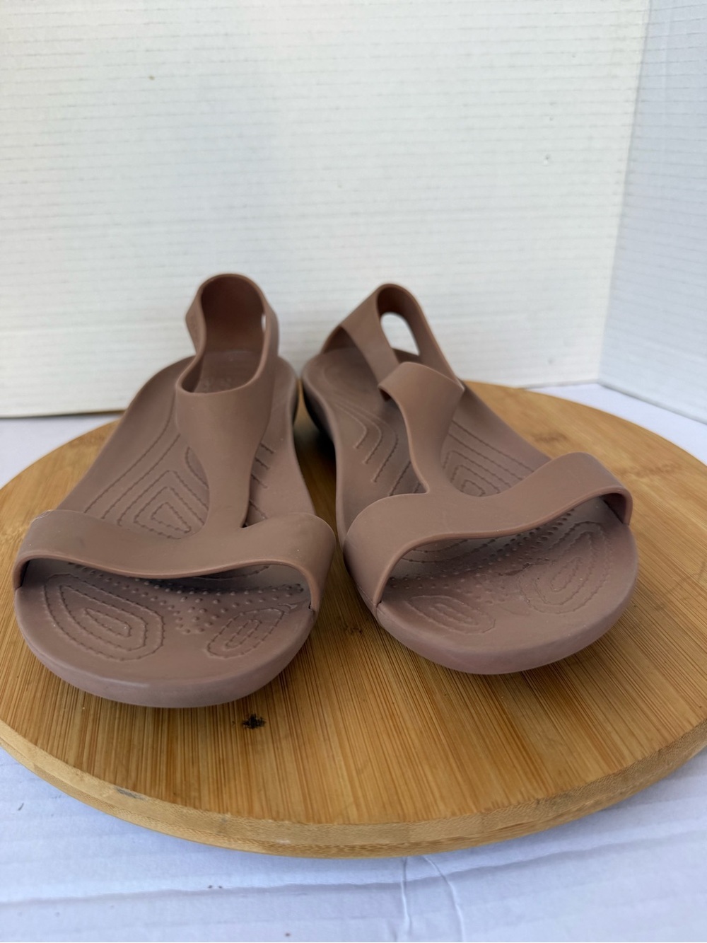 Crocs Serena Sexi Thong Sandals Sz 9 Flip Flops Brown Flats T Strap Lightweight